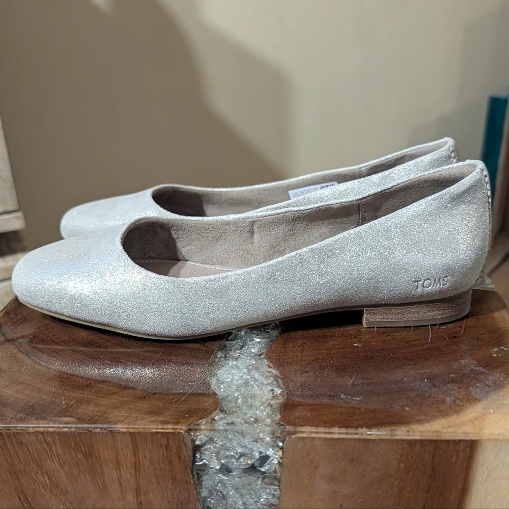TOMS Women's Briella Ballet Flats in Silver/Light Metallic Suede sz 7.5 - Picture 11 of 15
